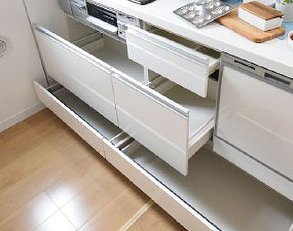 スライド収納レンジ下やキッチンカウンターの下部は、調理器具や調味料などがすっぽり収まり、出し入れも簡単なスライド収納となっています。