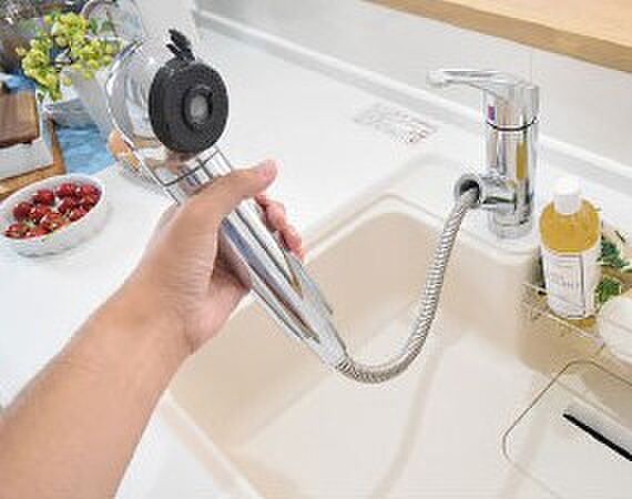 浄水器一体型シャワー水栓食器や野菜などの水洗いがスムーズにこなせるハンドシャワーのついた水栓。浄水器一体型なので便利です。