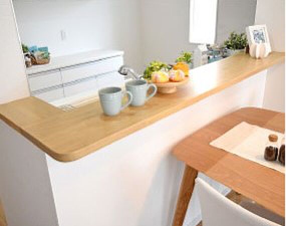 カフェカウンターダイニングへの配膳や調理の時便利なカウンター。ちょっとしたティータイムにもお使いいただけます。