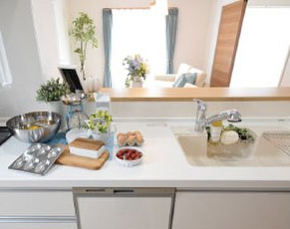 キッチンワークトップ調理がはかどるワイドカウンタータイブ。天板は傷がつきにくく美しい人造大理石仕上です。