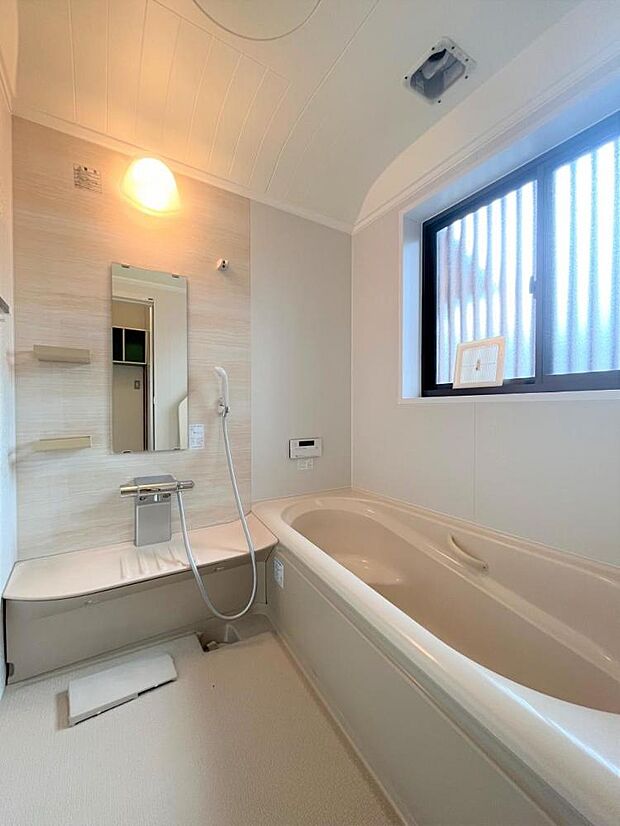 【リフォーム済】浴室の写真です。浴室はクリーニングを行いました。床は濡れた状態でも滑りにくい加工がされている安心設計です。窓があるので換気も出来ますよ。