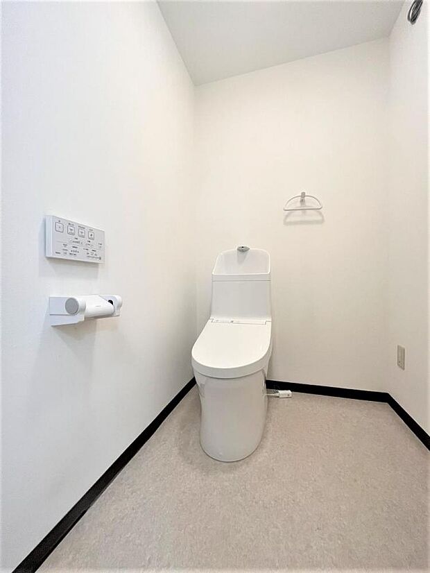 【リフォーム済】2階トイレの写真です。トイレはTOTO製の温水洗浄機能付きに新品交換しました。トイレが2つあるのは魅力的ですよね。急ぎの用ができても安心です。