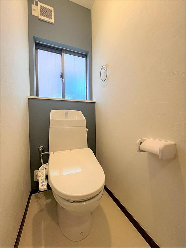 【同仕様写真】1階トイレの写真です。トイレはジャニス製の温水洗浄機能付きに新品交換します。表面は凹凸がないため汚れが付きにくく、継ぎ目のない形状でお手入れが簡単です。