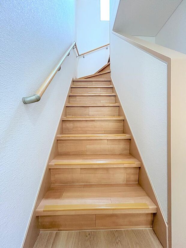 【リフォーム済】1階〜2階に上がる階段の写真です。階段は、クッションフロアの張替えを行いました。手すりを新設しました。