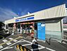 周辺：【コンビニ】ローソン 箕面小野原東三丁目店様まで約700ｍ（徒歩約9分）です。24時間営業なので、時間を気にせず各種支払やちょっとした買い物に行けるのも便利ですね。
