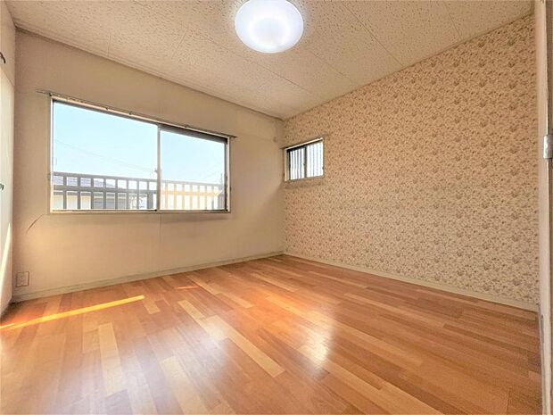 【現況】2階4.8帖洋室の写真です。2面の窓からはあたたかな陽射しと心地いい風を確保。明るく気持ちのいい室内になっています。