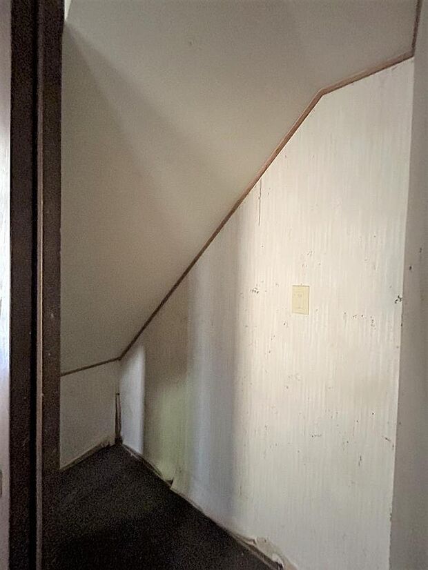 【リフォーム中】1階廊下の階段下物入の写真です。こちらは内部のクロス貼替、床材の重ね張りを行います。普段使いの掃除機やトイレットペーパーなどの日用品の収納に便利ですよ。