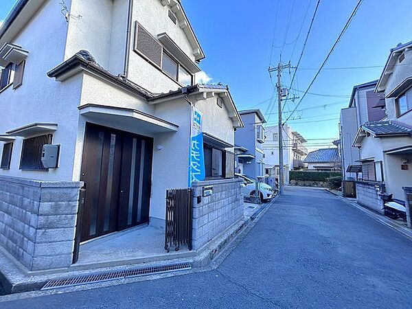 【前面道路】前面道路は幅員約4ｍの公道です。見通しの良い道路で車の出し入れも安心です。