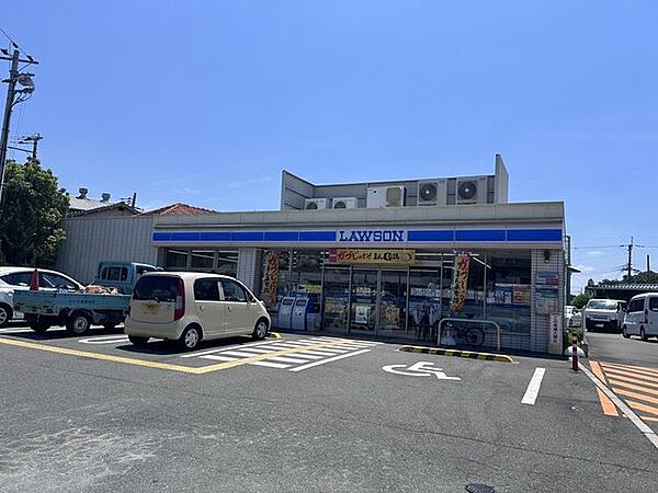 【コンビニ】ローソン伊丹下河原二丁目店まで約700ｍ（徒歩約9分）です。24時間営業なので、時間を気にせず各種支払やちょっとした買い物に行けるのも便利ですね。