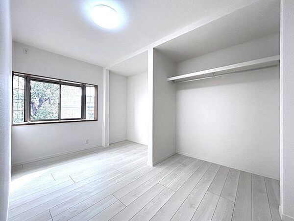 【リフォーム済】2階南向き6帖の洋室です。こちらは天井・壁のクロスを張替え、床をフローリングに重ね張りを行いました。広々とした印象のお部屋は、ご夫婦の寝室にいかがですか。