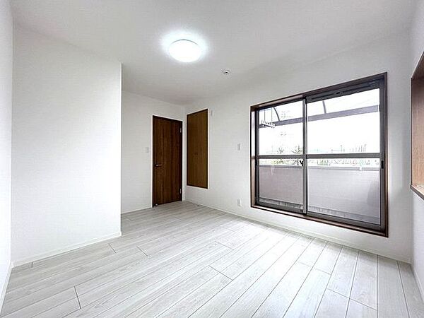 【リフォーム済】2階南向き5.5帖の洋室です。こちらは天井・壁のクロスを張替え、床をフローリングに重ね張りを行いました。窓からはあたたかな陽射しと心地いい風を確保。ベランダにはこちらから出ることがで…