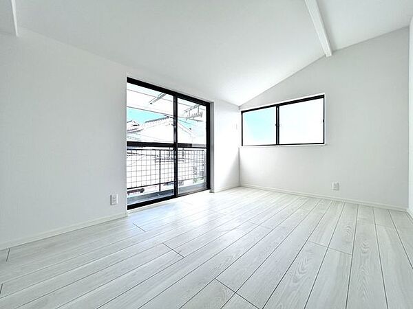 【リフォーム済】2階南側洋室の写真です。こちらは天井・壁のクロスの張り替え、フローリングの重ね張りを行いました。南向きのベランダのため、お洗濯ものがしっかりと乾きますね。