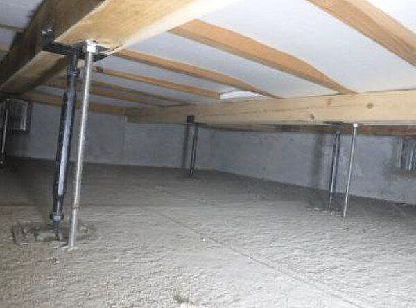 【床下】中古住宅の3大リスクである、雨漏り、主要構造部分の欠陥や腐食、給排水管の漏水や故障を2年間保証します。シロアリの被害調査と防除工事もおこないました。