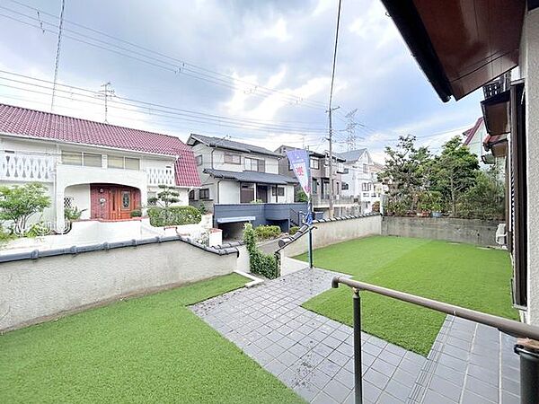 【リフォーム済】こちらは植栽の伐採を行い人口芝を敷きました。広々としたお庭で家庭菜園やガーデニングはいかがですか。