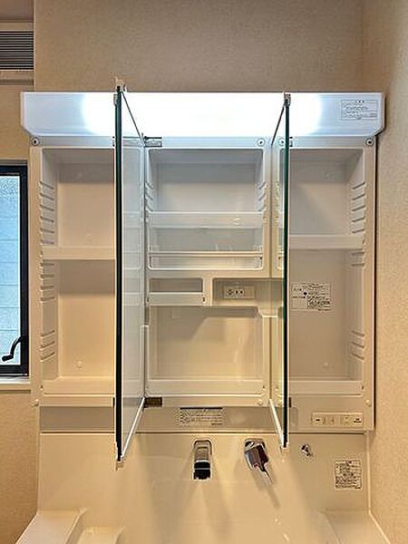 「洗面脱衣室」収納するものに合わせてトレーの高さが変えられる洗面台