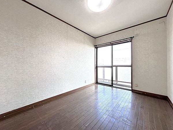 【リフォーム中】2階南側、約6帖洋室の写真ですこちらは天井・壁のクロスの張替え、フローリングの重ね張りを行います。窓からはあたたかな陽射しと心地いい風を確保。明るく気持ちのいい室内になっています。