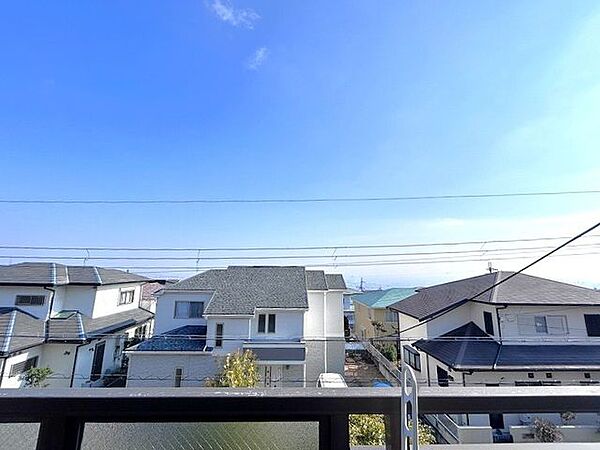 【眺望】2階南向き15.5帖のお部屋からの眺望です。窓を開けると風がよく通りますよ。大阪平野を一望できます。