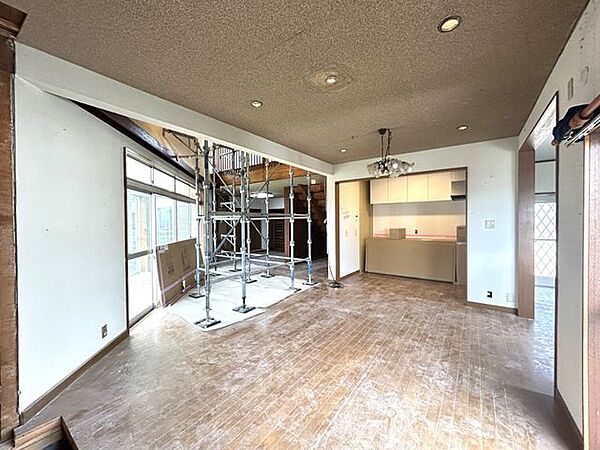 【リフォーム中】南向き約24帖のリビングの写真です。一部天井・壁のクロスの張り替え、フローリングの重ね張り、耐震工事を行います。