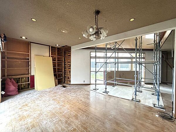 【リフォーム中】南向き約24帖のリビングの写真です。一部天井・壁のクロスの張り替え、フローリングの重ね張り、耐震工事を行います。