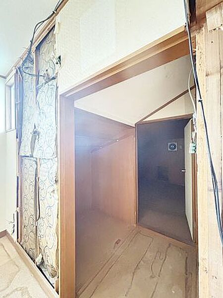 【リフォーム中】2階洋室には収納があります。こちらは天井・壁のクロスを張替え、床をフローリングに重ね張りを行います。季節ものの家具なども仕舞っておくことが出来ます。