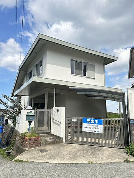 【リフォーム中】駐車場の写真です。こちらはクリーニングを行います。カーゲートがあり、安心して車が止められますね。