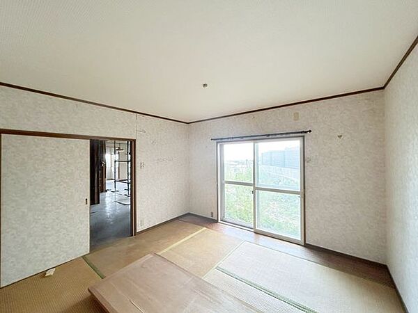 【リフォーム中】1階和室の写真です。壁・天井のクロスの張替え、畳の表替え、襖の張替え、耐震工事を行います。