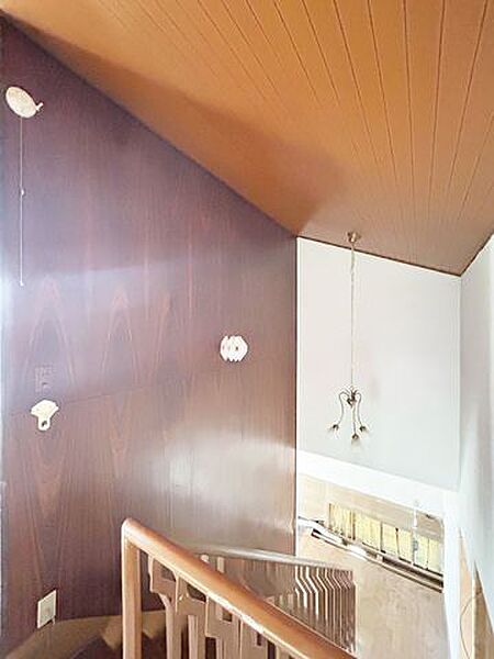 【リフォーム中】吹抜の写真です。クロス張替え、壁塗装を行います。2階からもリビングの様子が伺えますね。