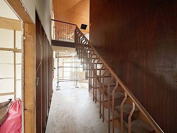 【リフォーム中】階段の写真です。手摺の塗装を行います。段幅が少し広くゆとりがございますので、小さなお子さんや、お年を召した方も安心して上り下り出来ますよ。