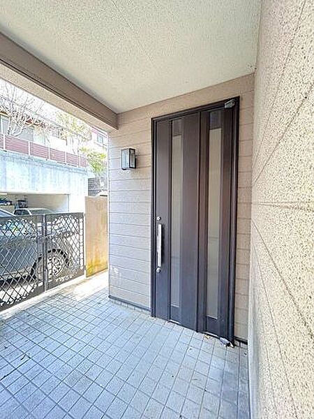 【リフォーム中】玄関の写真です。こちらはクリーニングを行います。玄関ポーチは屋根つきです。ちょっとそこまでの時に便利な折りたたみ自転車も玄関先に置けますよ。