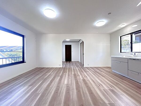 【リフォーム中】南向きリビングの写真です。こちらは約18.5帖のLDKに拡幅いたします。天井・壁のクロスの張替え、フローリングの重ね張りを行います。ご家族の集まるリビングは明るく開放的な空間です。
