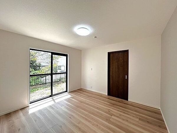 【リフォーム中】1階南向き8帖和室は洋室へ間取り変更いたします。天井・壁のクロスを張替え、床をフローリングに張替えを行います。広々としたお部屋はご夫婦の寝室にいかがですか。
