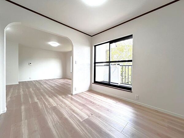 【リフォーム中】2階南向き4.5帖洋室は隣室と繋げて約18.5帖のLDKに拡幅します。約18.5帖と広いLDKは家族団らんはもちろん、一人でゆっくり過ごすにも嬉しいサイズです。