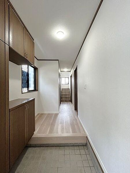 【リフォーム中】玄関内部の写真です。こちらは天井・壁のクロス張替え、フローリングの重ね張りを行います。家族と来客をお出迎えする玄関は住宅の顔。明るく清潔感漂う空間に仕上げていきます。