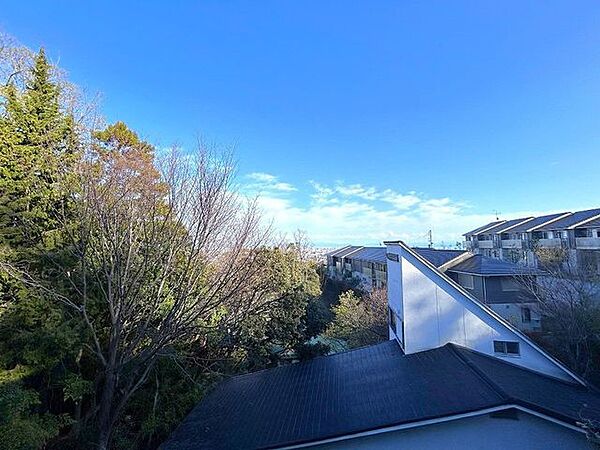【眺望】住戸からの眺望写真です。南東側の景色が良く見えます。