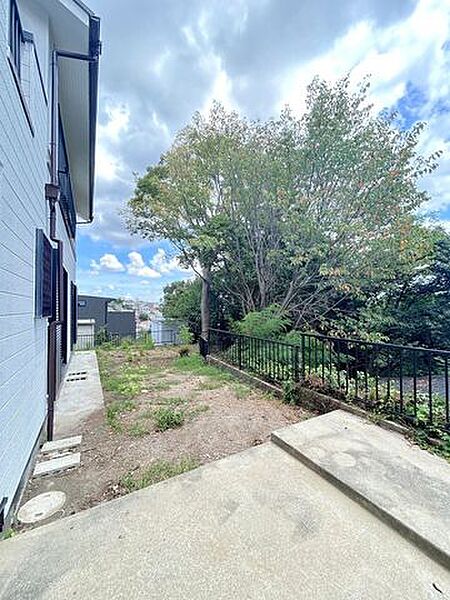 【リフォーム中】南向きのお庭です。こちらは除草を行います。広々としたお庭で家庭菜園やガーデニングはいかがですか。