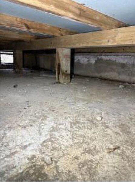 【床下】中古住宅の3大リスクである、雨漏り、主要構造部分の欠陥や腐食、給排水管の漏水や故障を2年間保証します。その前提で床下まで確認の上でリフォームし、シロアリの被害調査と防除工事もおこないます。