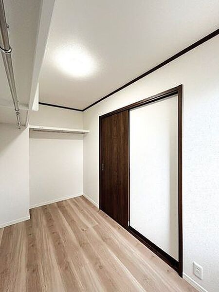【リフォーム中】1階8帖洋室にはウォークインクローゼットがあります。こちらは天井・壁のクロスを張替え、床をフローリングに重ね張りを行います。季節ものの家具なども仕舞っておくことが出来ます。
