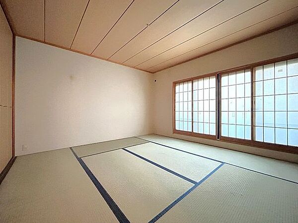 【和室】2階東側の和室の写真です。床が柔らかいので、お子様の遊び部屋にも使用できます。遊び疲れたらそのままお昼寝もできますよ。