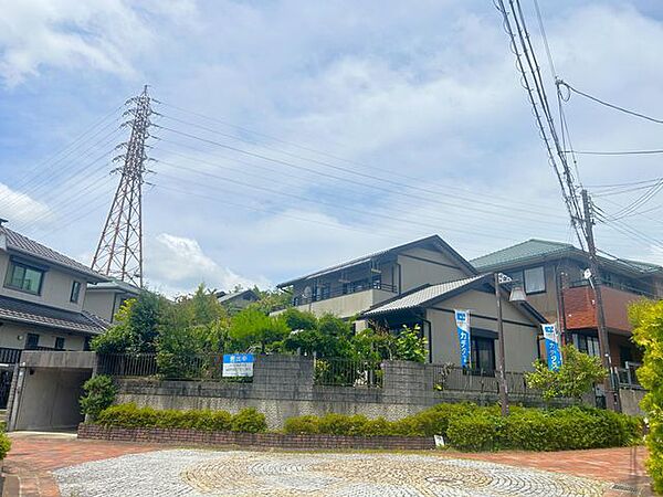 【外観】外観前面道路からの写真です。角地で開放感がある立地のおうちです。前面道路は約6ｍございますのでお車の駐車もラクラクです。