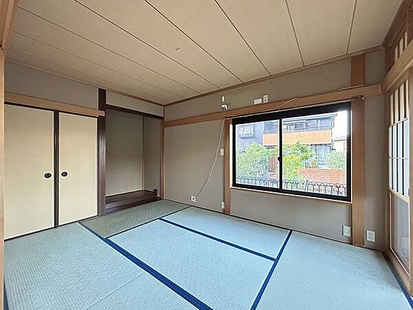 【和室】1階東側和室のお写真です。リビングと隣接しておりますので、ふすまを開ければ親戚やお客様がたくさん来たときにも便利なお部屋です。