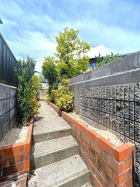 【アプローチ】お庭から玄関へのアプローチの写真です。お花を植えてお出かけのたびに季節を感じるのも素敵ですね。