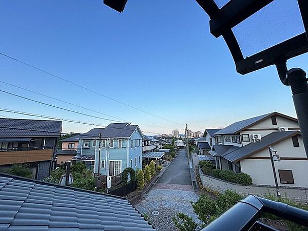 【眺望】2階から見た南東向きの眺望の写真です。お出かけしていたご家族が帰ってきているのが見えると、なんだか嬉しくなりますよね。