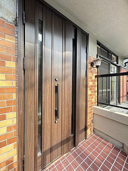 【玄関】玄関の写真です。玄関ポーチは屋根つきです。雨の日のお買い物の際も屋根があると濡れずに済みますね。