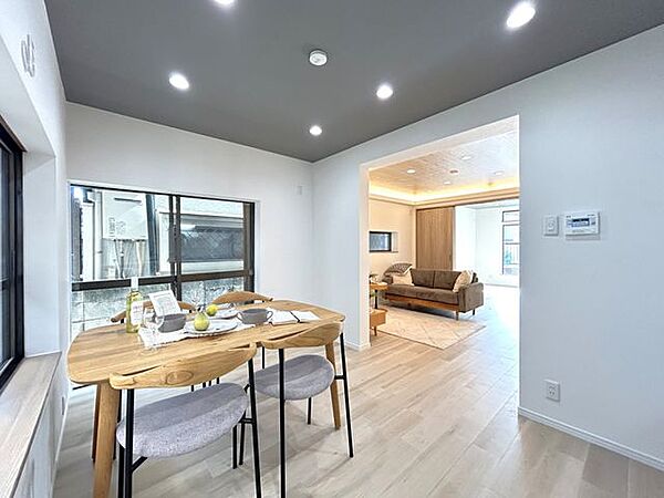 【リビング】リビング別確度の写真です。こちらは南に面して大きな窓のあるお部屋になります。南からの日当たりでリビング全体が明るい雰囲気になります。※写真の家具・照明・小物はイメージになります。