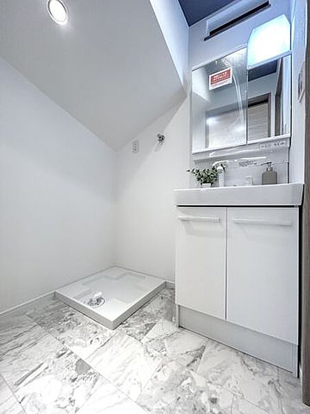 【洗面台】洗面台には大きな鏡が付いています。鏡の裏は収納棚になっていますので、こまごまとした洗面用具はこちらにしまっておくことができます。※写真の家具・照明・小物はイメージになります。