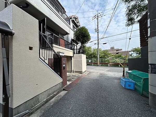 【前面道路】前面道路の写真です。西に面した道路は幅員約4.2ｍです。住宅街で車の出入りも少ないので安心ですね。