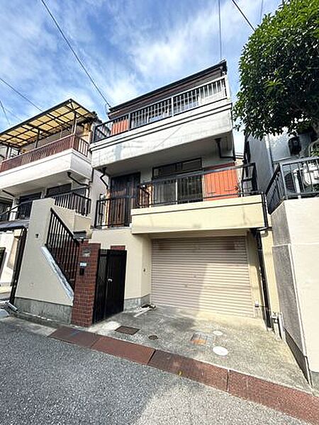 【外観】当該物件は西側道路に面しています。前面道路は車通りが少ない為、小さなお子様のいるご家庭でも安心です。