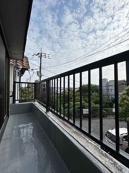 【ベランダ】1・2階共前面道路に面してベランダがあります。お天気のいい日はお布団を干すことができます。暖かい布団で眠る夜は疲れた体も休まりいい眠りにつけそうですね。