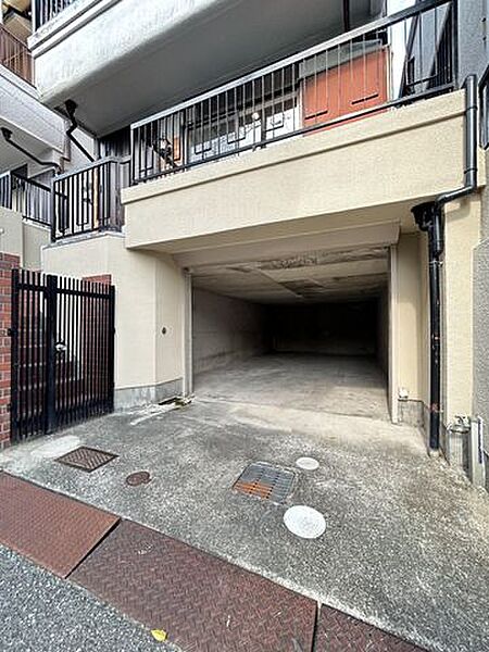 【駐車場】駐車場は普通車1台駐車可能です。こちらはシャッター付きですので大切なお車を雨風から守ってくれますよ。
