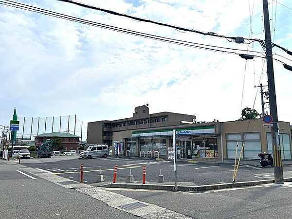 【コンビニ】ファミリーマート西宮上ヶ原店まで約80ｍ（徒歩約1分）です。24時間営業なので、時間を気にせず各種支払やちょっとした買い物に行けるのも便利ですね。